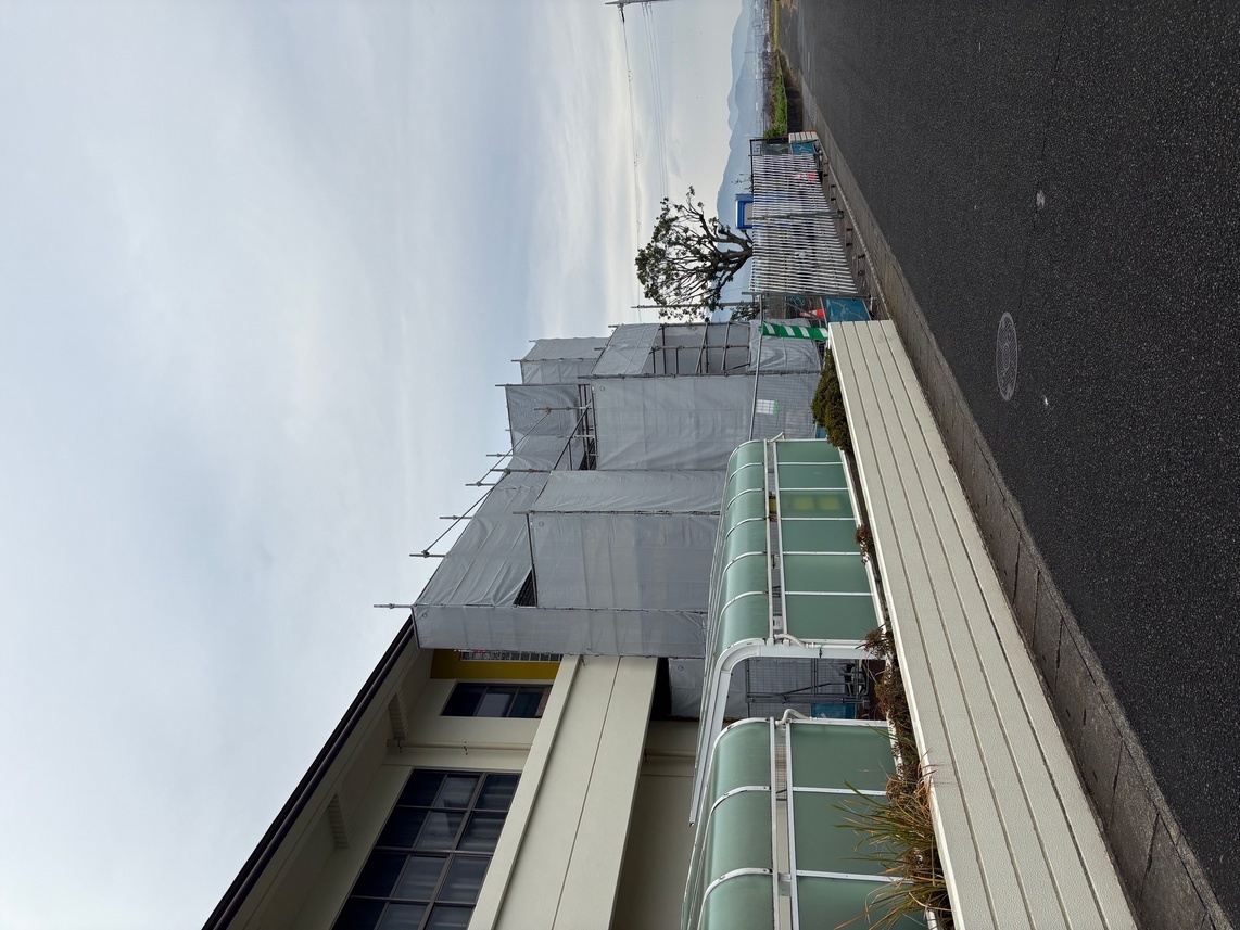 金目公民館 2階バルコニーの足場 金目公民館 2階バルコニーの足場