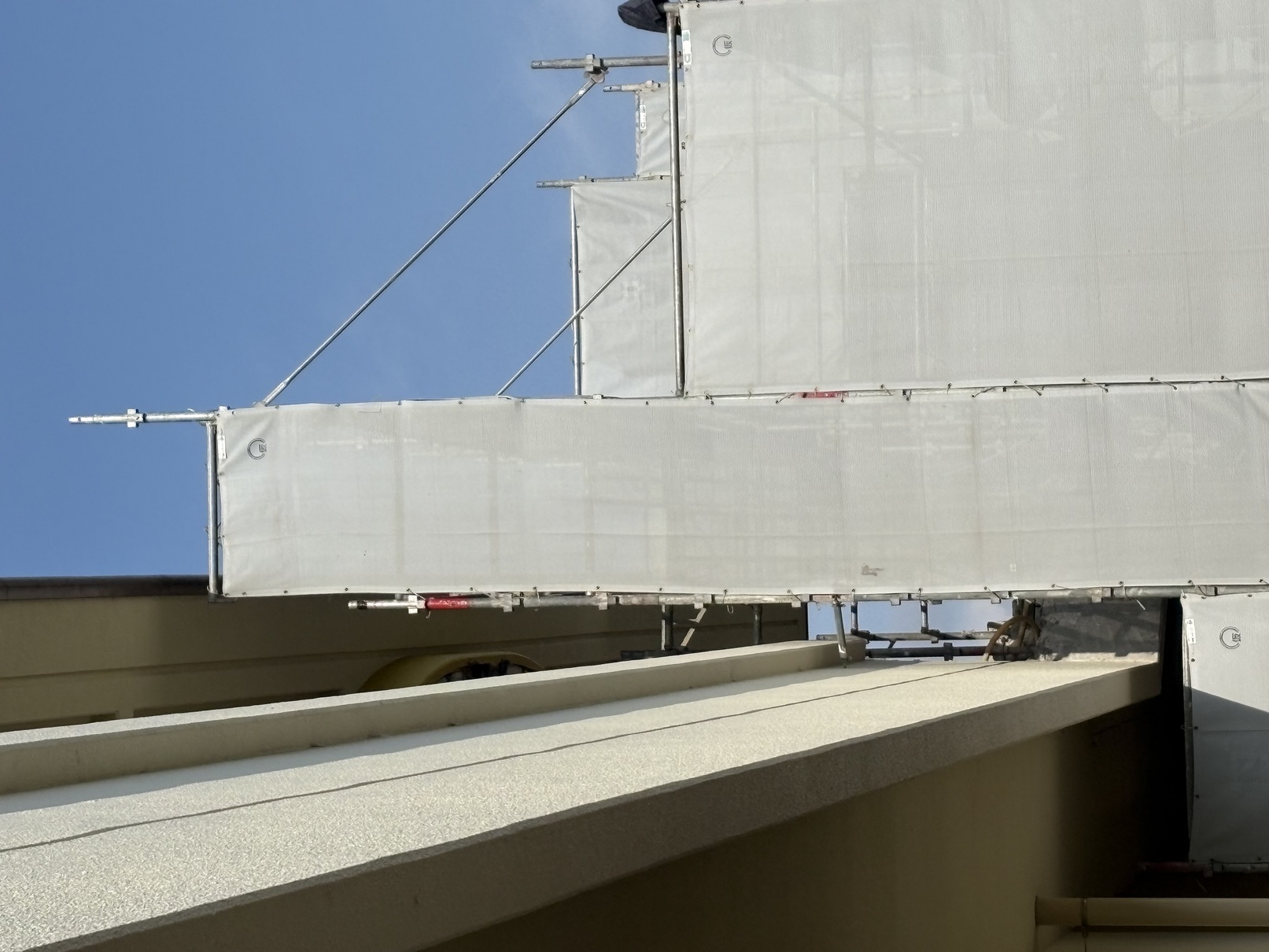 金目公民館 2階バルコニーガラス撤去 金目公民館 2階バルコニーガラス撤去